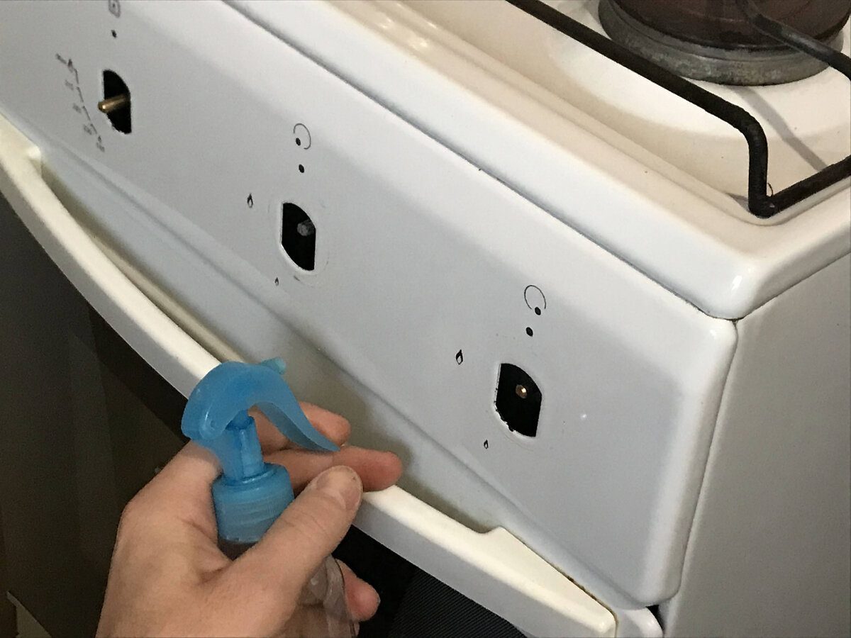 Господині розповіли, як зробити розчин, який очистить кухонну плиту до блиску 