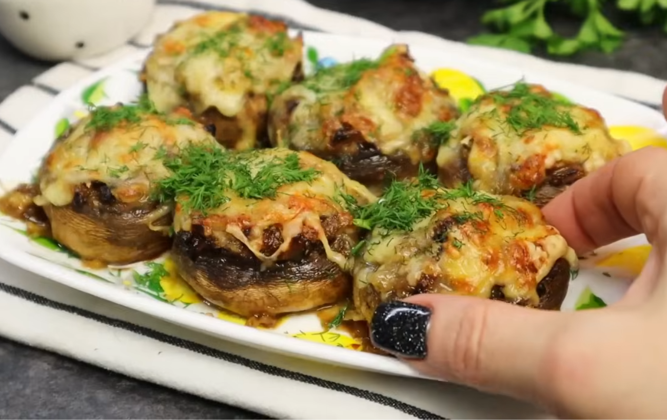 Кулінари нагадали рецепт фаршированих печериць