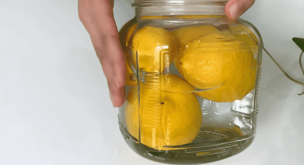Уже 15 років так зберігаю лимони – не пліснявіють і не всихають: трюк із банкою, який знають не всі 