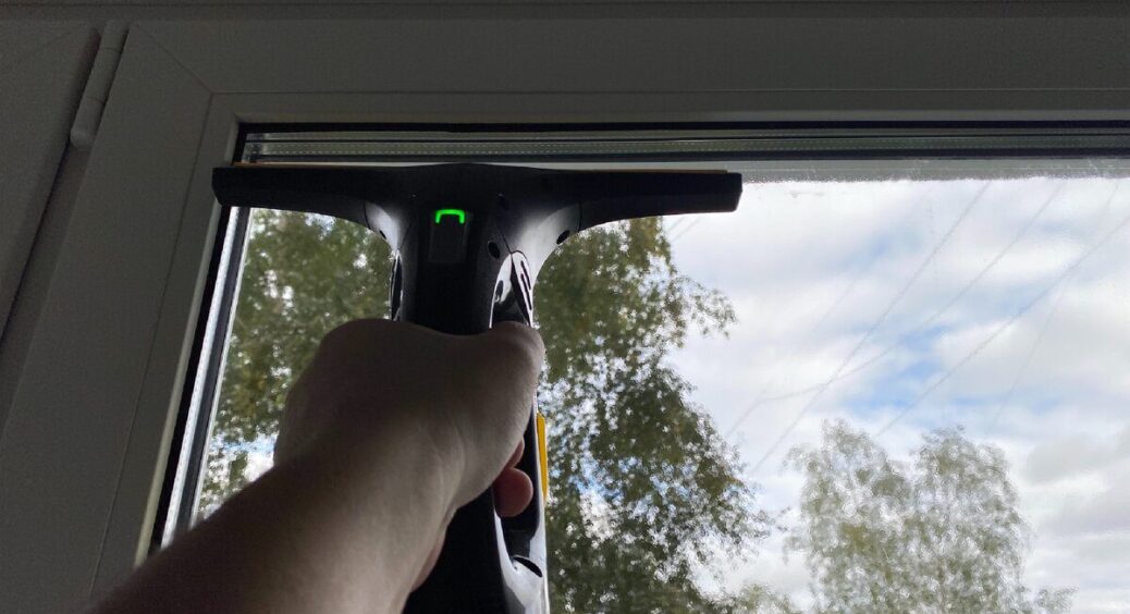 Вікна до Різдва мию тільки так: жодних розводів і натирань газетами – додаю у воду 1 ковпачок кондиціонера 