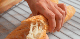 Кулінари розповіли, як приготувати французький багет