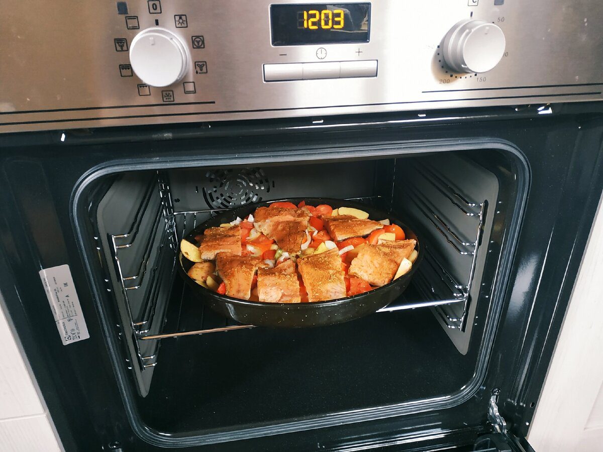 Експерти пояснили, як очистити стару духовку від нагару та жиру за допомогою простого лимона