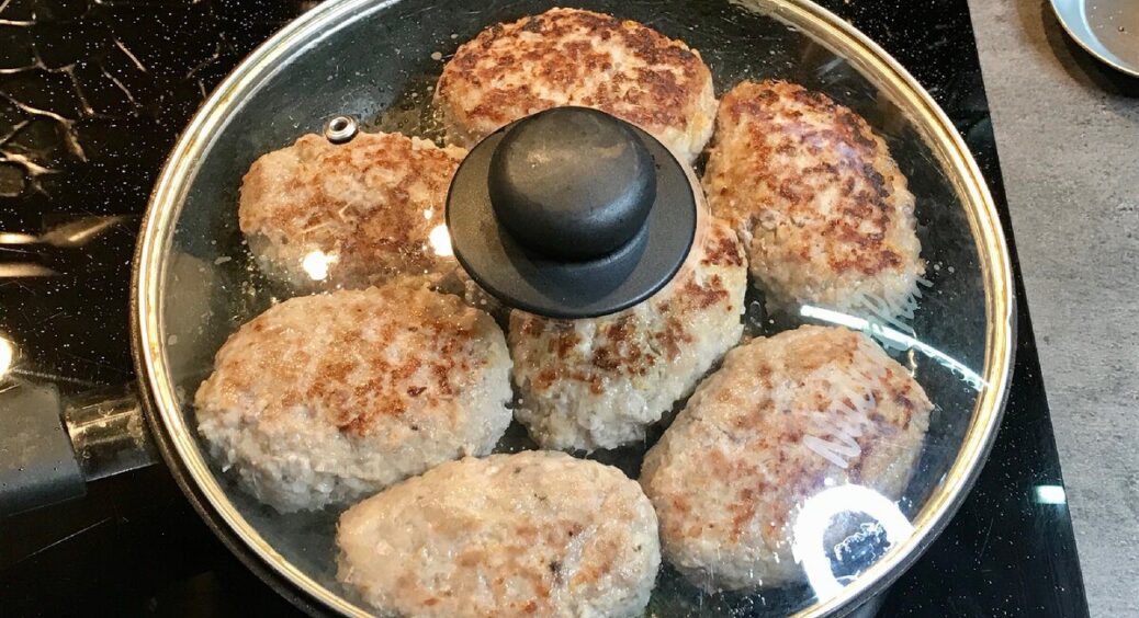 Не розповзуться і не прилипнуть до пательні: як смажити розморожені котлети, щоб була “та сама” скоринка 