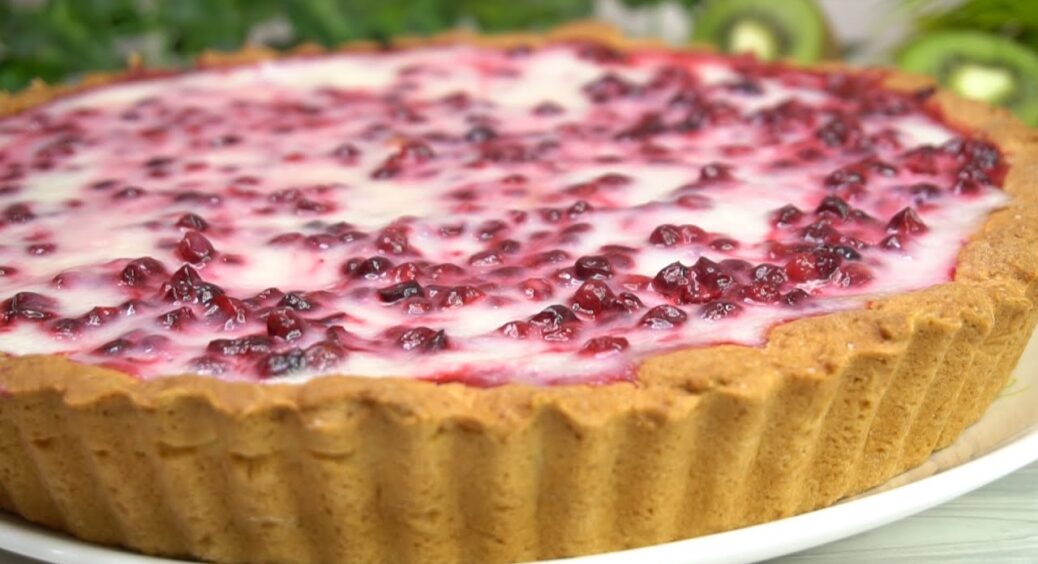 Цей неймовірно ніжний пиріг зі сметанною заливкою чоловік назвав найкращим – пеку його всі 365 днів на рік 