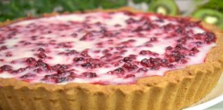 Кулінари поділилися рецептом апетитного пирога з ніжною сметанною заливкою