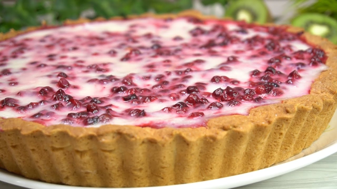 Кулінари поділилися рецептом апетитного пирога з ніжною сметанною заливкою