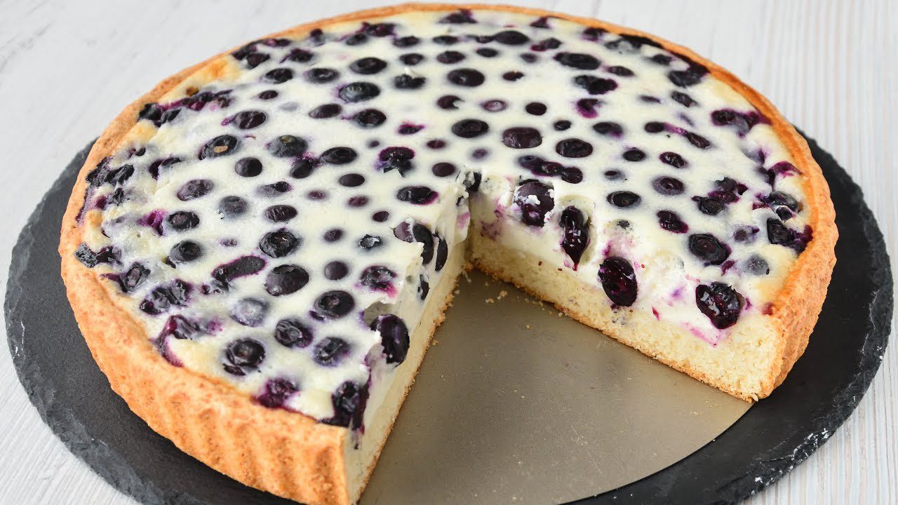 Кулінари поділилися рецептом апетитного пирога з ніжною сметанною заливкою