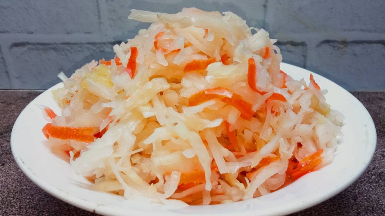 Експерти розповіли, як приготувати смачну й корисну квашену капусту  