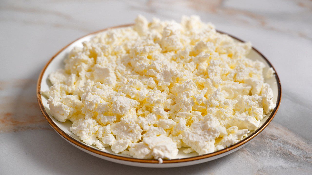 Кулінари розповіли, як приготувати домашній кисломолочний сир за 30 хвилин