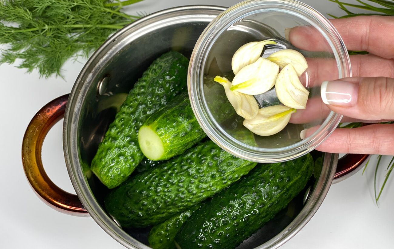 Як приготувати хрусткі малосольні огірочки