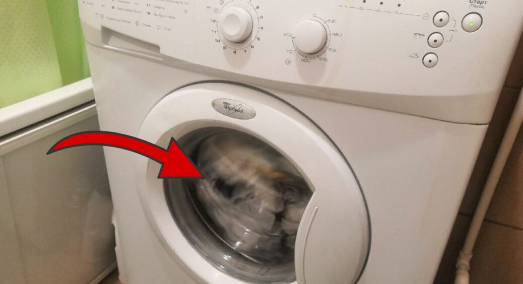 Пральна машина більше не смердить у холоди: додаю в барабан усього 1 ковпачок перед початком прання 