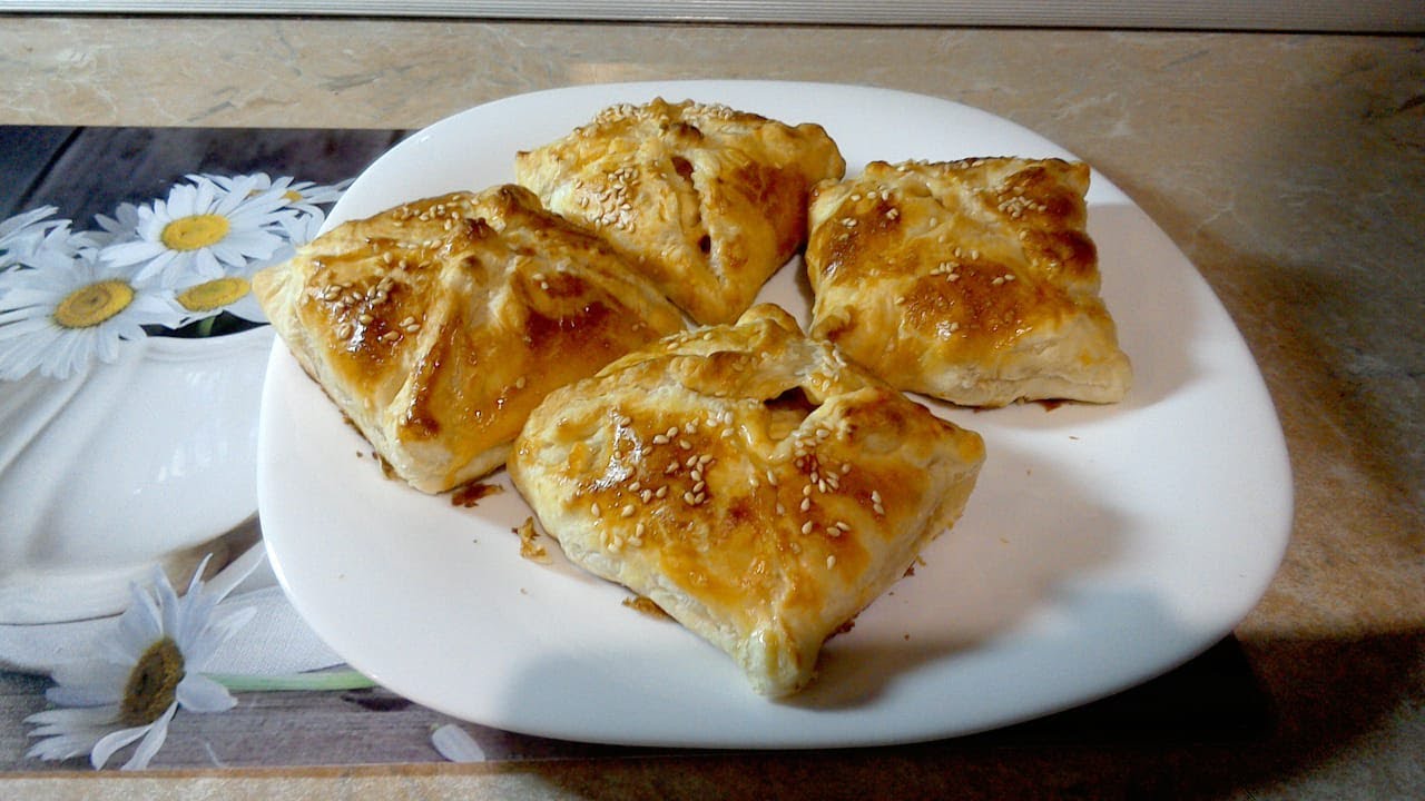 Кулінари розповіли, як приготувати слойки з шинкою та сиром з листкового тіста