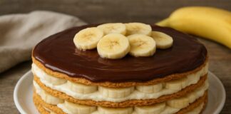 Кулінари розповіли, як приготувати ніжний банановий торт без випічки за 30 хв