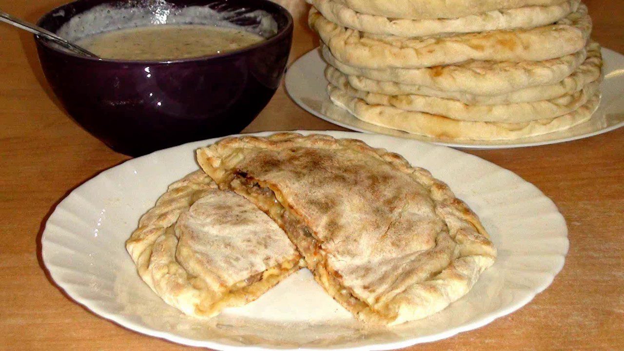 Кулінари розповіли, як приготувати швидкі коржики з фаршем на сковороді