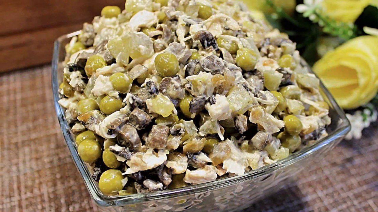 Кулінари розповіли, як приготувати смачний салат із курячого філе та печериць