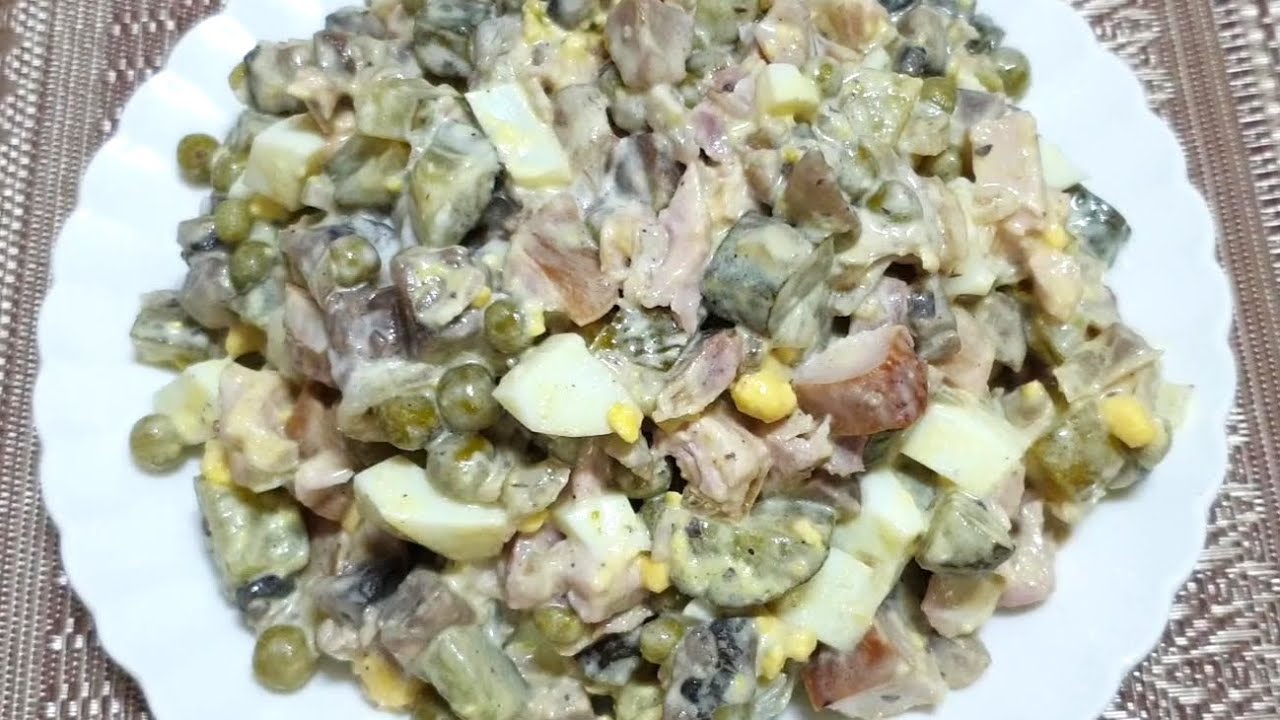 Кулінари розповіли, як приготувати смачний салат із курячого філе та печериць