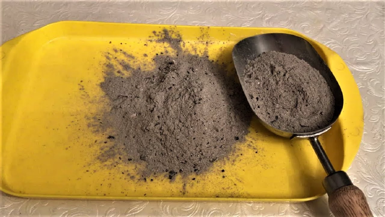 Городники розповіли, з чим змішати золу, щоб отримати більш якісне добриво