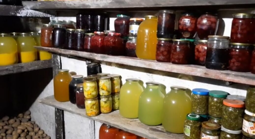 2 кг солі та старий лінолеум – і мій підвал не сиріє навіть без опалення: простий лайфхак від мудрої бабусі 