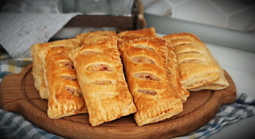 Ситні та хрусткі слойки за 30 хв: цей смачнючий сніданок подобається усій родині, а готувати – елементарно 