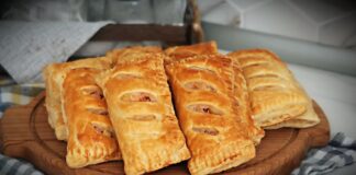 Кулінари розповіли, як приготувати слойки з шинкою та сиром з листкового тіста