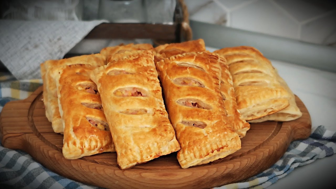 Кулінари розповіли, як приготувати слойки з шинкою та сиром з листкового тіста