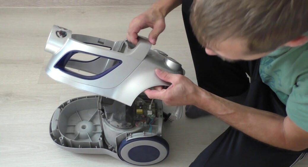 Повернула потужність старенькому пилососу за 5 хвилин: допоміг цей 1 трюк з очищення – тепер працює як новий 