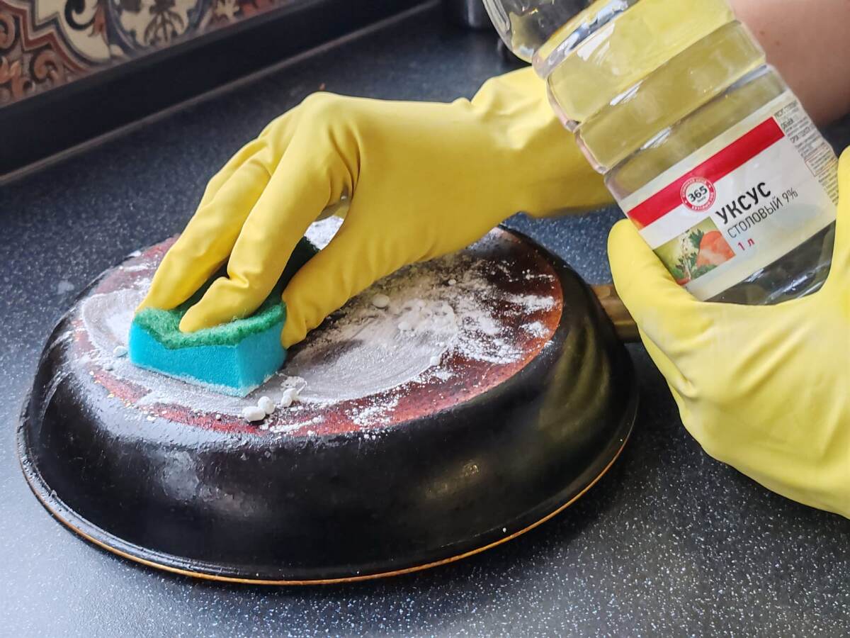 Експерти розповіли, як легко очистити сковороду від щільного нагару