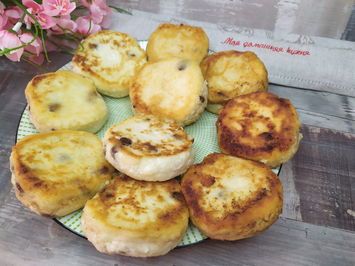 Кулінари розповіли, як приготувати смачні та ніжні сирники в духовці простим способом без олії