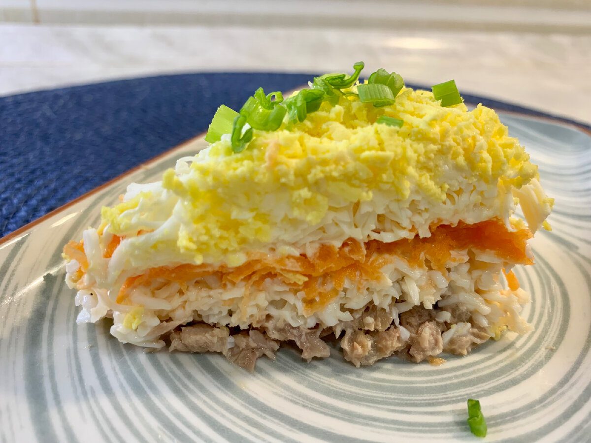 Кулінари розповіли, як приготувати смачний салат Мімоза з найпростіших компонентів