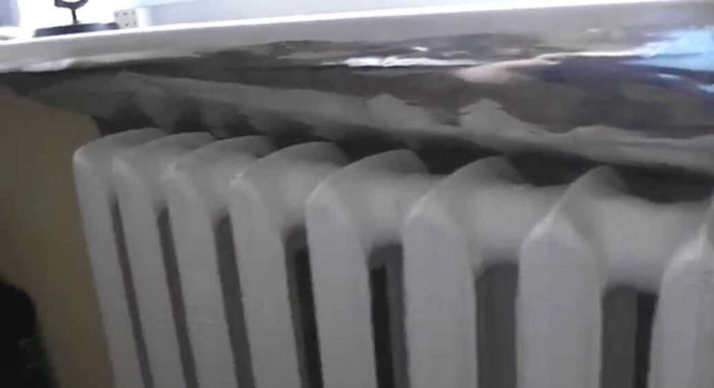 Я вішаю ЦЕ на радіаторі на всю зиму: сусідка сміялась, а тепер робить так само, і навіть могорич принесла 