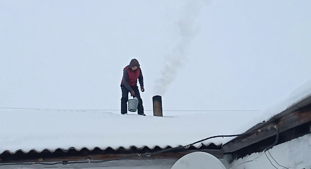 Дід Іван, пічник з 25-річною практикою, підказав, як прочистити димар за 5 хв – трюк працює на всі 100 з 100 