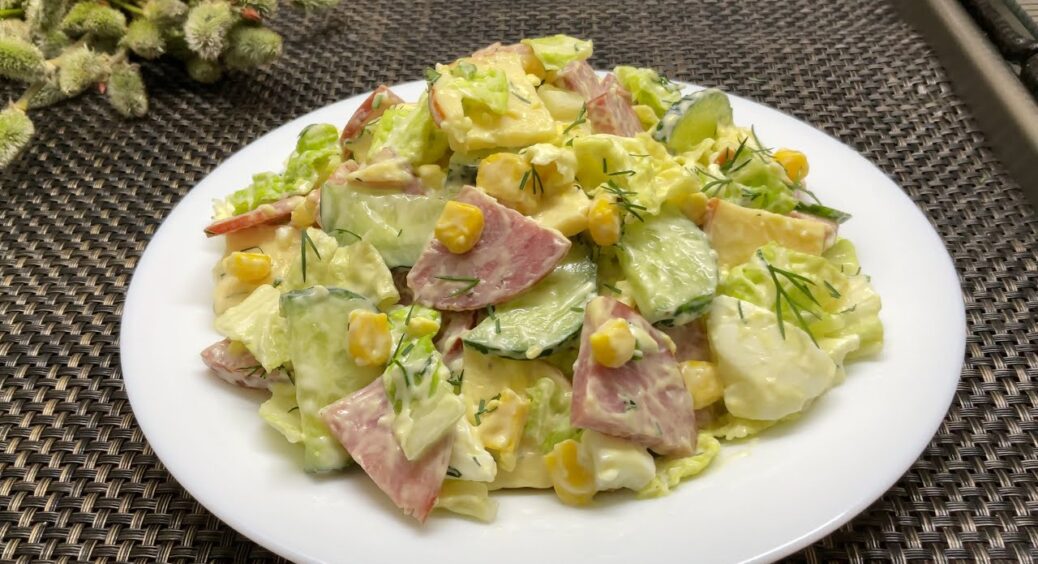 Салат “Настрій” без краплі майонезу та варіння: просто нарізаю ці 3 інгредієнти – і смаколик готовий 