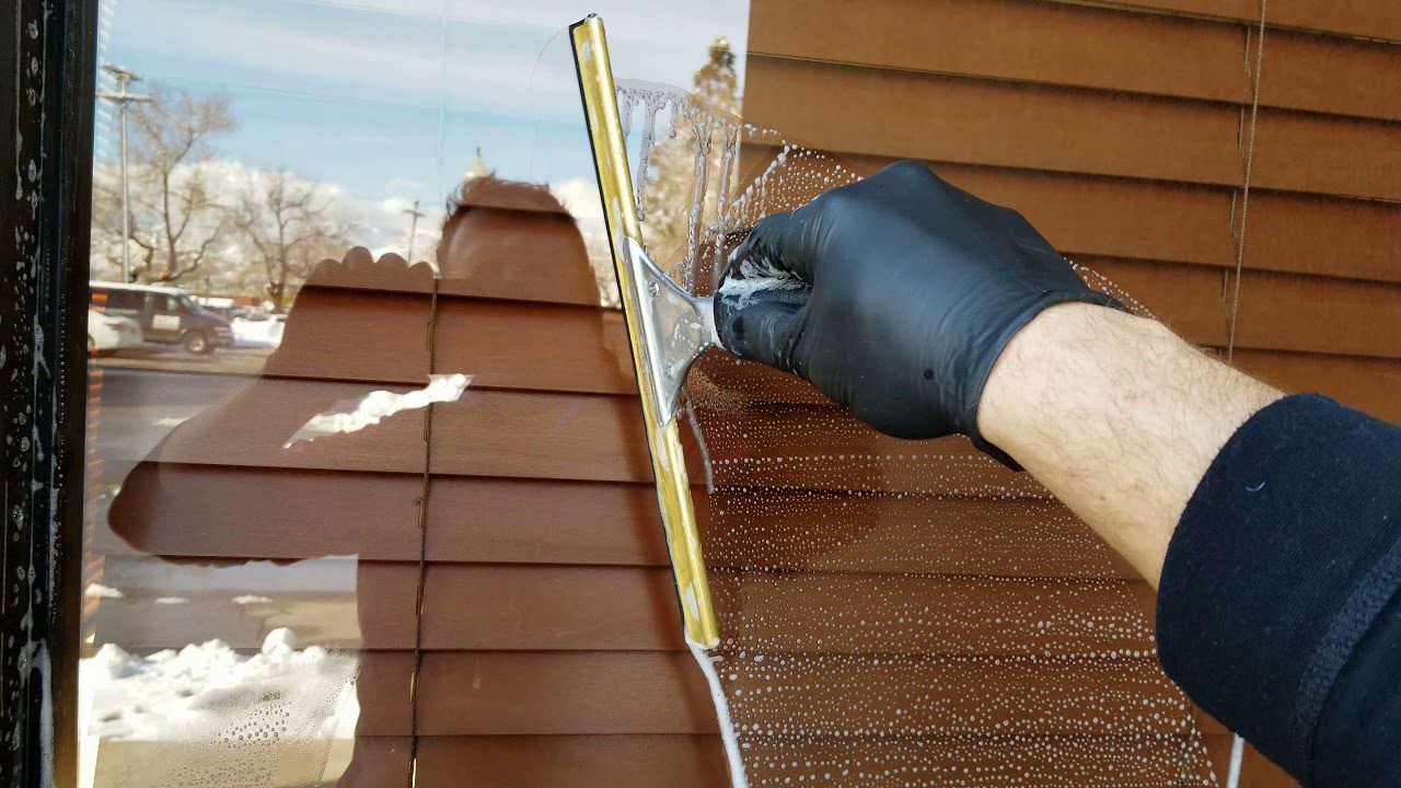 Покоївки поділилися простим способом миття вікон без агресивної побутової хімії