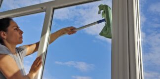 Покоївки поділилися простим способом миття вікон без агресивної побутової хімії