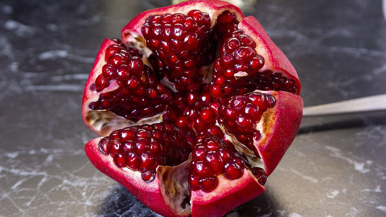 Господині розповіли, як без зайвих зусиль почистити гранат всього за 1 хвилину