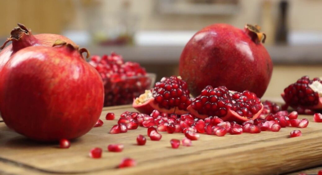 Чищу гранат лише за 1 хвилину: до геніального простий спосіб із ложкою – залишаються чистими і руки, і кухня 