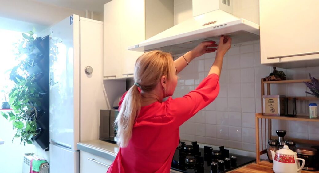 Мені підказала сусідка, яка працює в клінінгу: 5 хвилин, кілька пшиків – й витяжка чистіша, ніж до покупки 