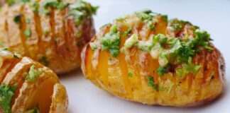 Кулінари розповіли, як запекти картоплю з м'якою серединкою та хрумкою скоринкою