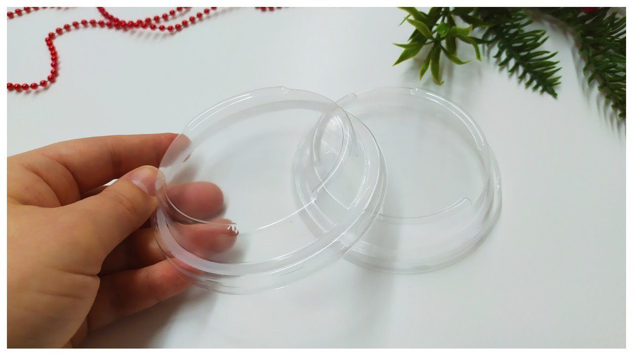 Дачники розповіли, як можна застосувати з користю кришечки від сметани