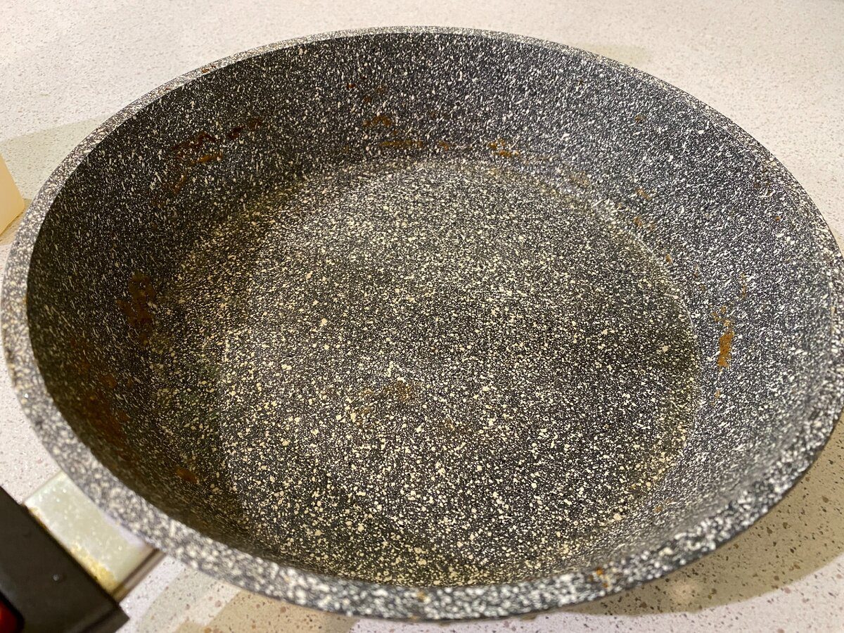 Господині розповіли, як відмити сковорідку від старого нагару 