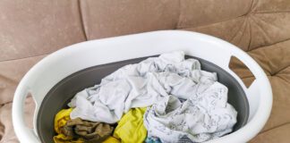 Господині розповіли, який засіб з кухні допоможе вивести жирні плями 