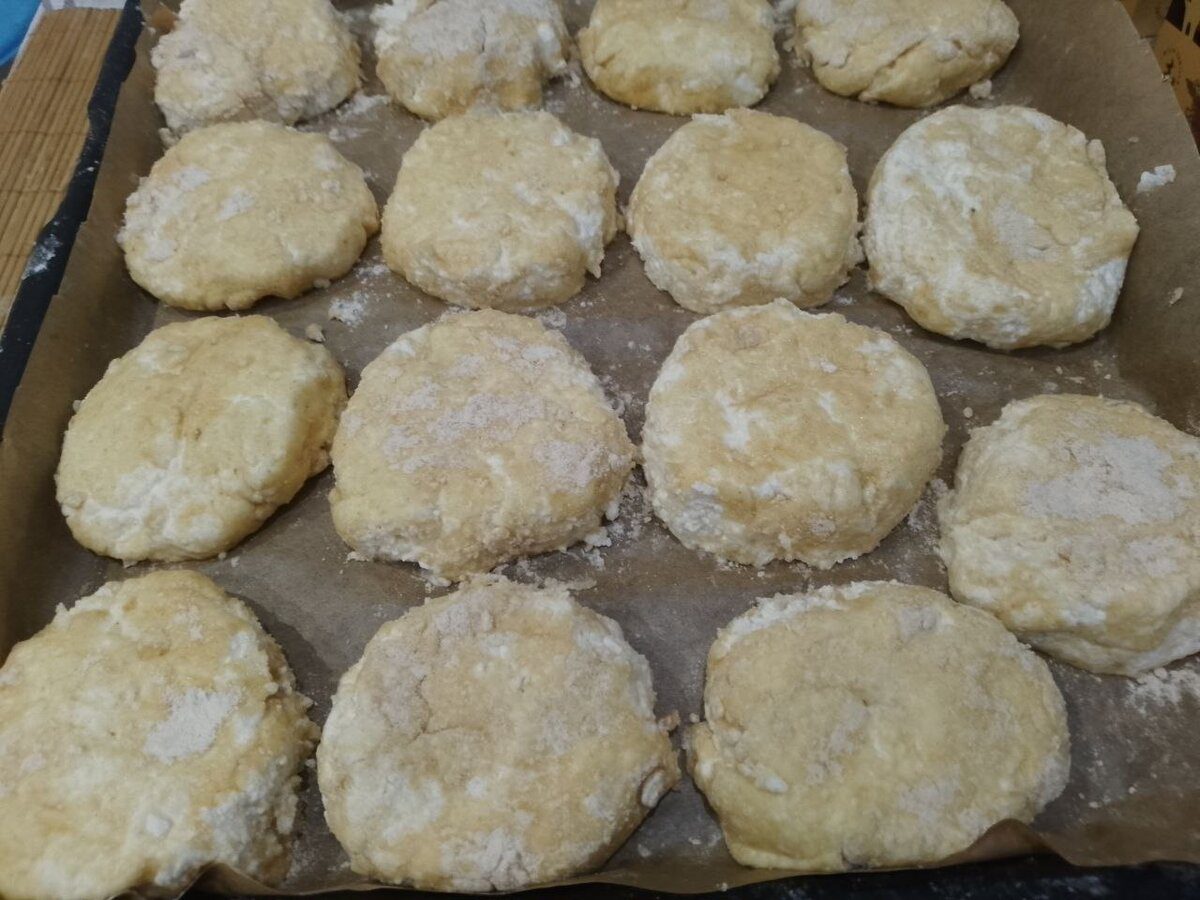 Кулінари розповіли, як приготувати смачні та ніжні сирники в духовці простим способом без олії