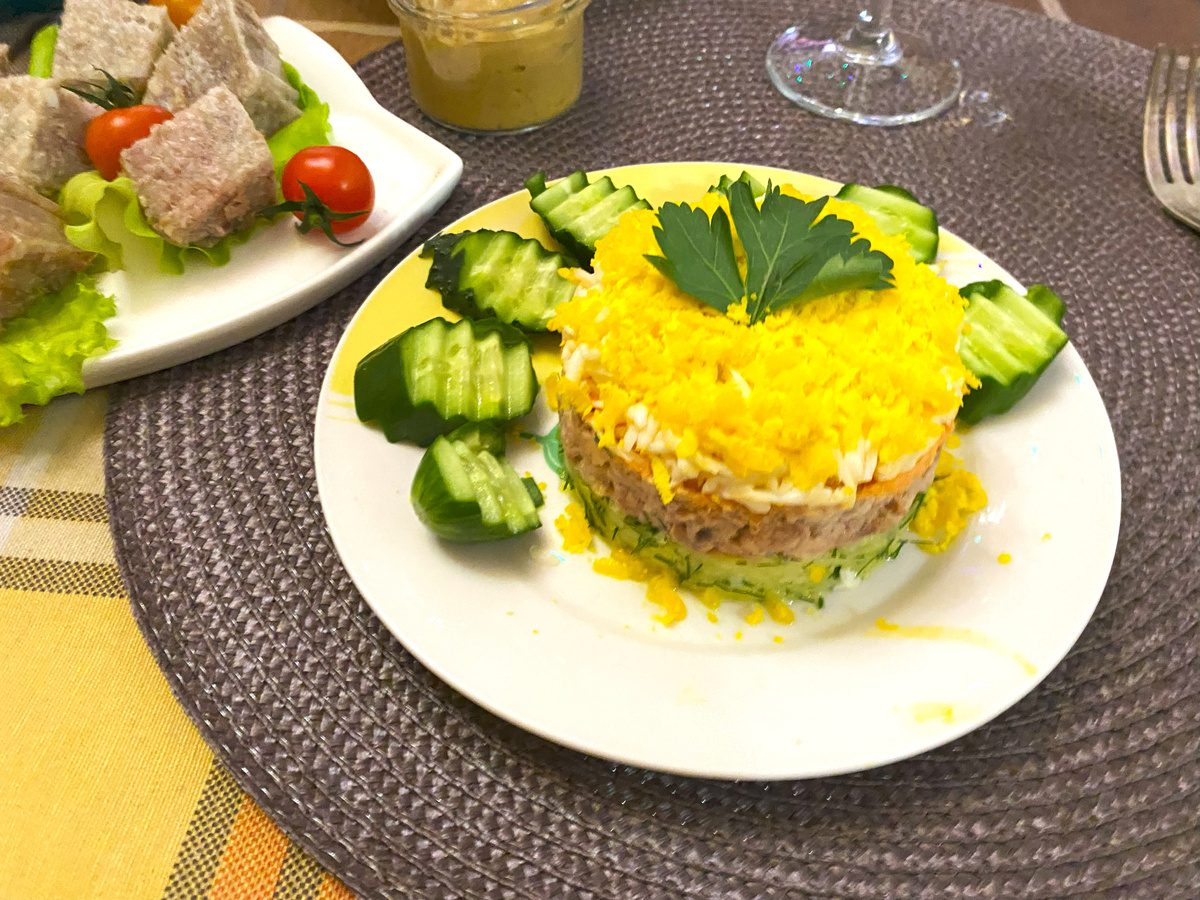 Кулінари розповіли, як приготувати смачний салат Мімоза з найпростіших компонентів