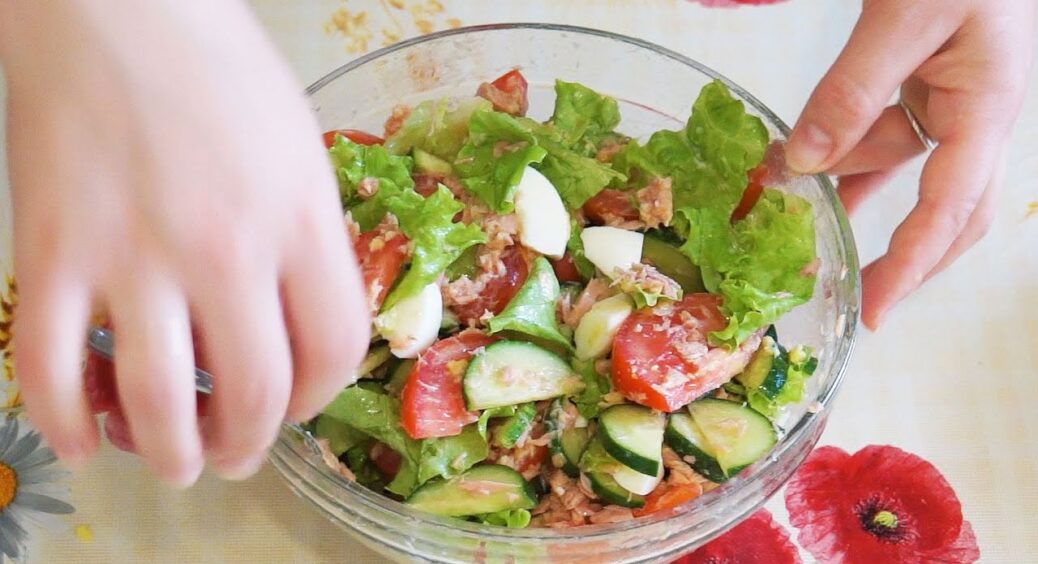 Смачнючий салат “Флора” без грама майонезу та метушні з варінням – ну дуже легка вечеря за 10 хвилин 