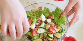Кулінари поділилися рецептом салату з тунцем та овочами без майонезу