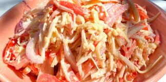 Кулінари розповіли, як приготувати салат з крабовими паличками та помідорами