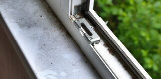 Покоївки розповіли, як повернути білосніжний блиск пластиковому підвіконню