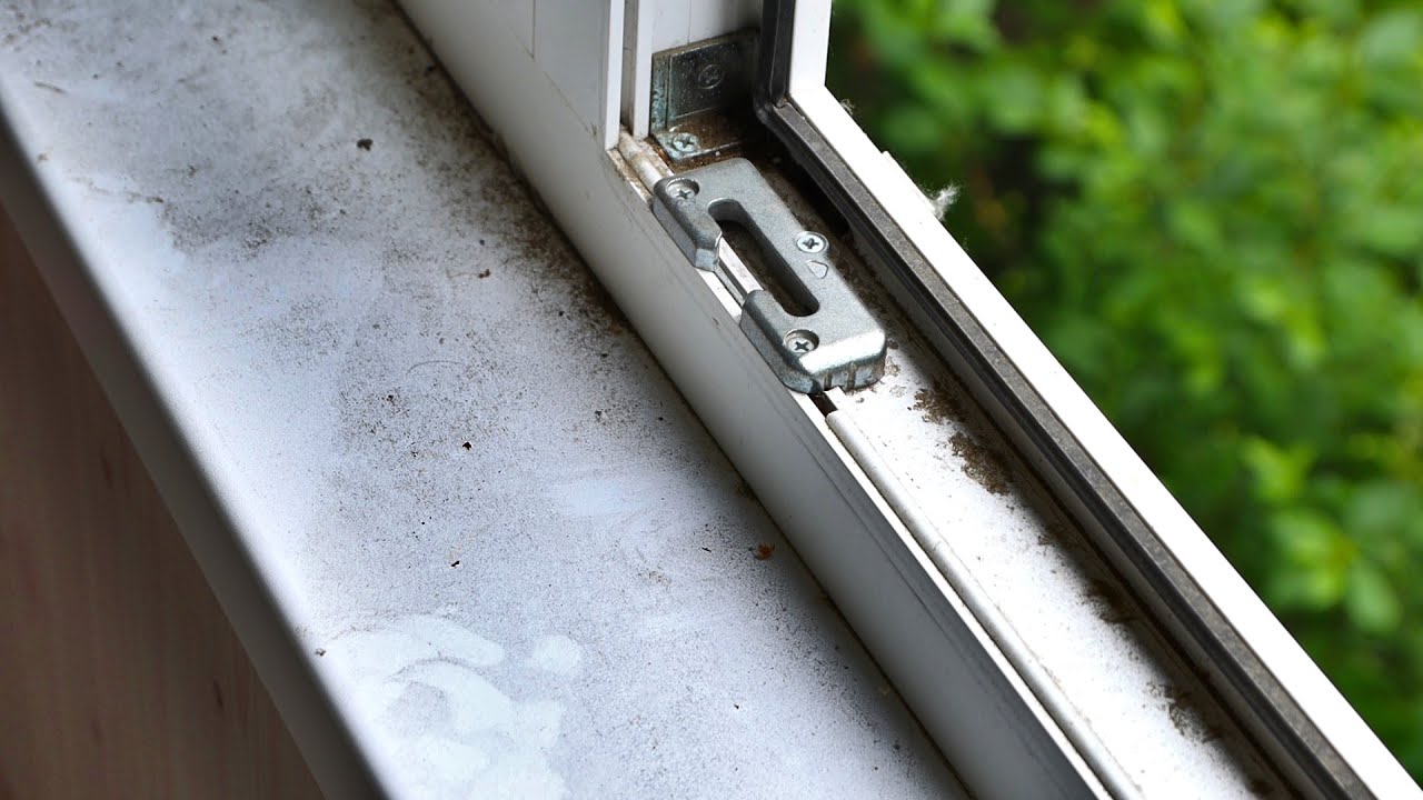 Покоївки розповіли, як повернути білосніжний блиск пластиковому підвіконню