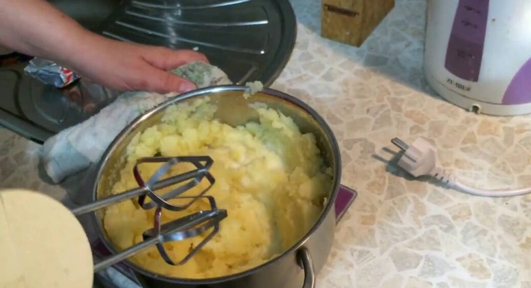 Картопляне пюре не буде сірим, якщо знати цей простий момент: 2 інгредієнти покращують і колір, і смак 