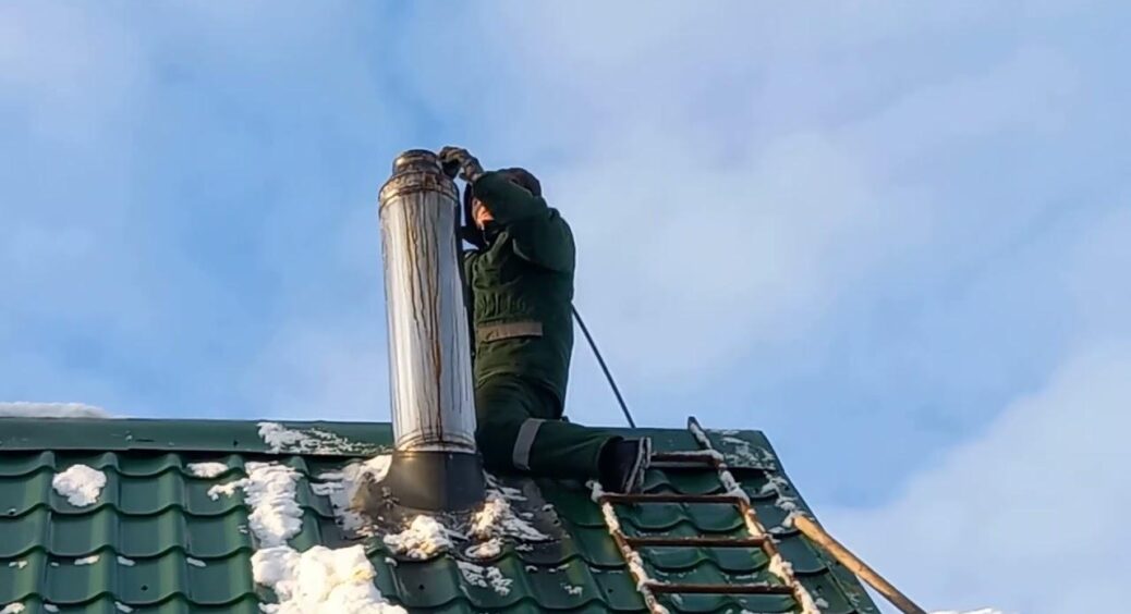 Все життя живу в приватному будинку з пічкою: так чищу димар за 30 хвилин – працює реально як у профі 